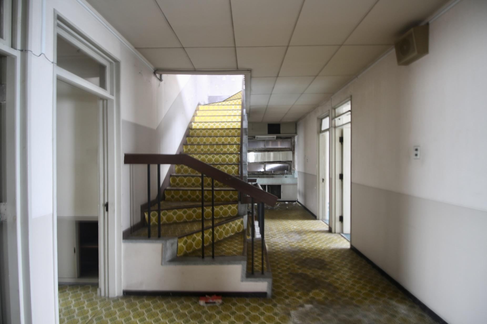 神戸市垂水区塩屋町の売買物件/廊下と、屋上へと続く階段。