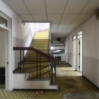 神戸市垂水区塩屋町の売買物件/廊下と、屋上へと続く階段。