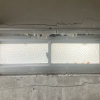 神戸市垂水区塩屋町の売買物件/サッシまわりの亀裂。