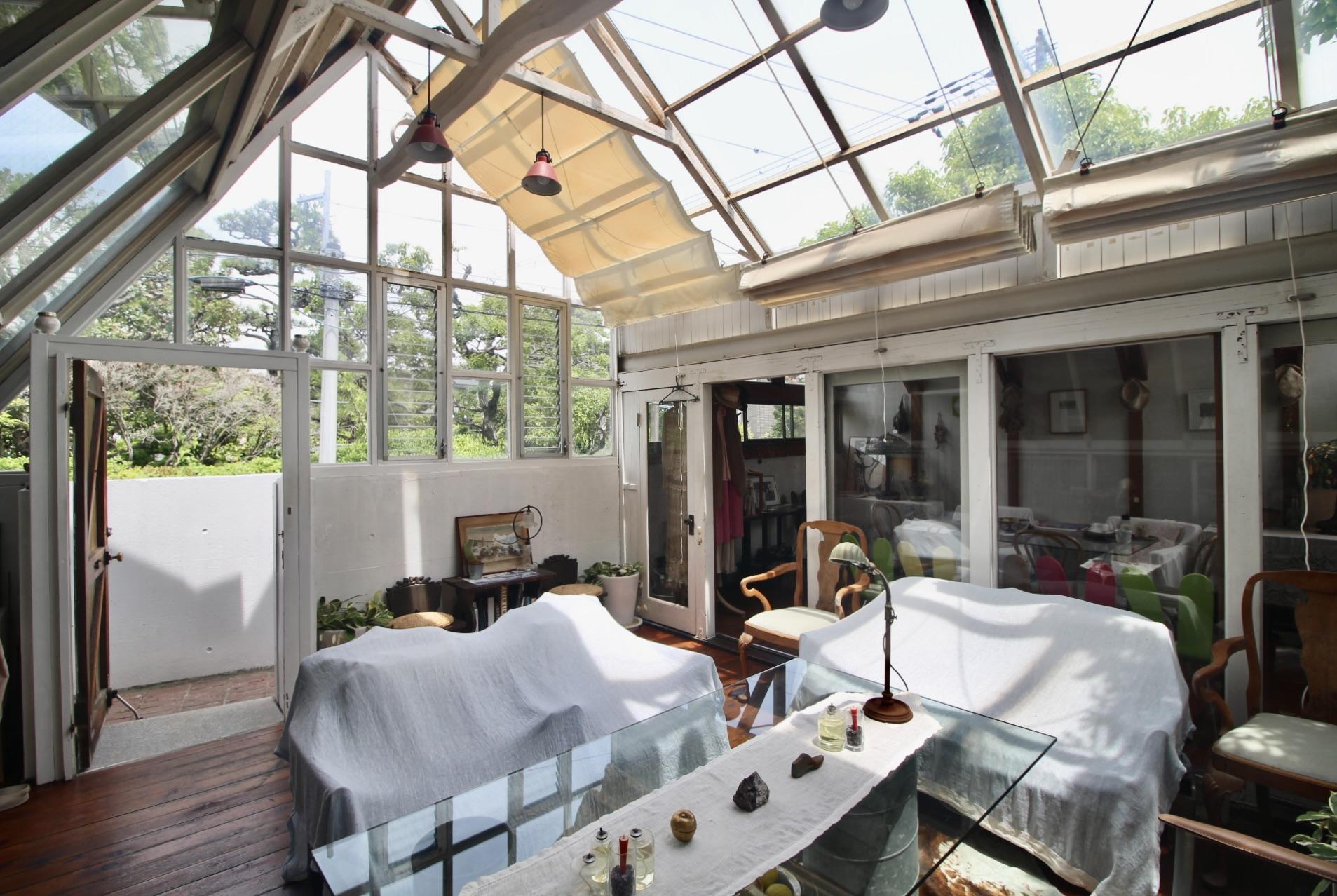 芦屋市翠ケ丘町の売買物件/お隣のお屋敷の木々を借景に、空へとひらく空間。