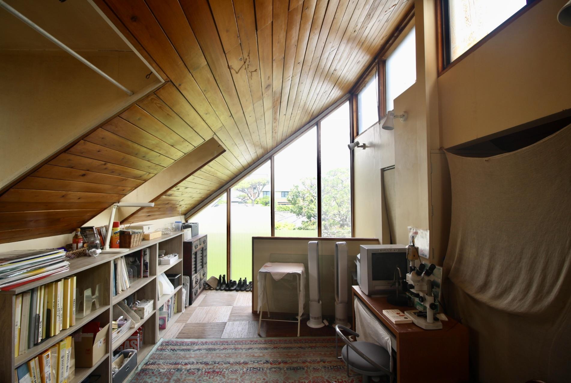 芦屋市翠ケ丘町の売買物件/光と緑の景色を切り取る、山小屋のような空間。