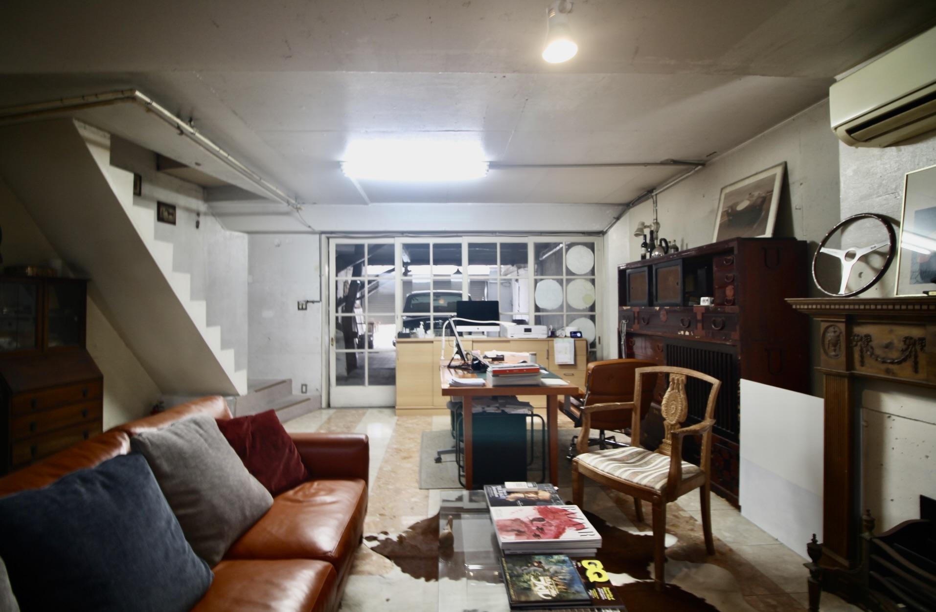 芦屋市翠ケ丘町の売買物件/愛車を愛でながら過ごせる、大人の隠れ部屋のような1階。