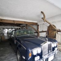 芦屋市翠ケ丘町の売買物件/馬小屋をイメージしたガレージ。一部木部の漏水については、売主側で修繕を予定しています。