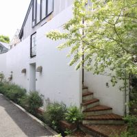 芦屋市翠ケ丘町の売買物件/この外階段を上がると、光と緑の世界が待っています。