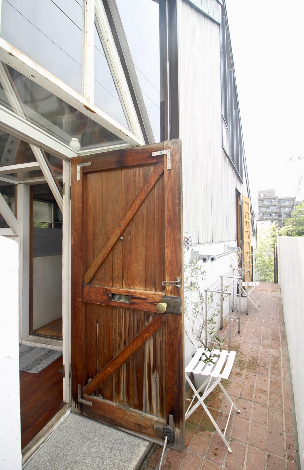 芦屋市翠ケ丘町の売買物件/玄関前のテラスに腰掛けて、ぼーっと過ごしたくなります。