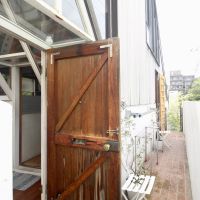 芦屋市翠ケ丘町の売買物件/玄関前のテラスに腰掛けて、ぼーっと過ごしたくなります。