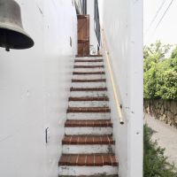 芦屋市翠ケ丘町の売買物件/路地のような細い外階段のアプローチに、そそられます。