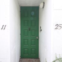 芦屋市翠ケ丘町の売買物件/思わず中が気になる、1階の玄関ドア。