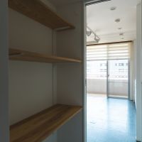西宮市松並町の賃貸物件/洗濯機置場向かいには収納棚が隠れています