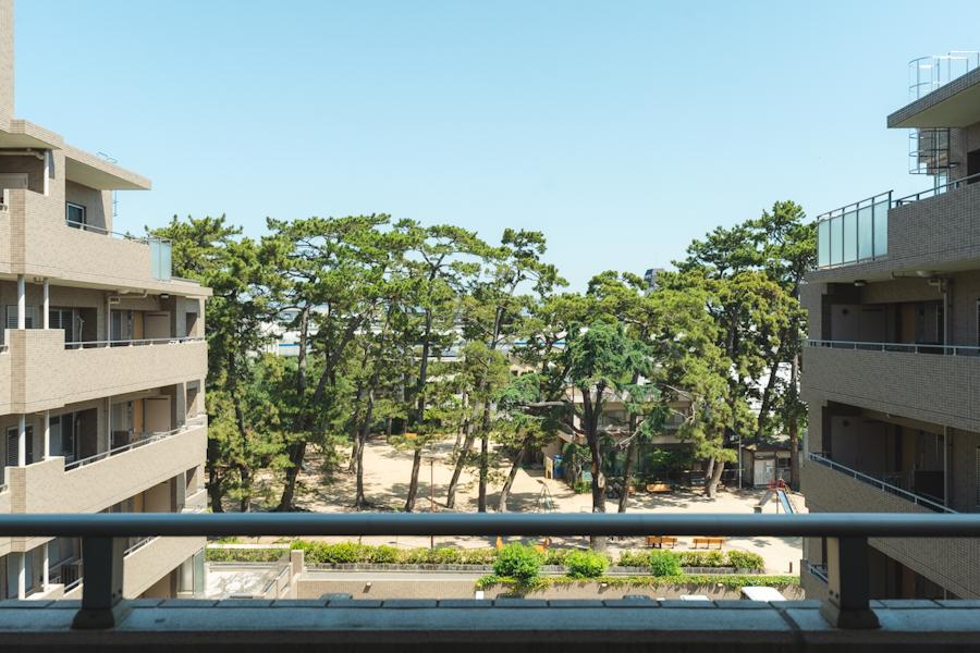 西宮市松並町の賃貸物件/個室からはすぐ隣の公園の風景が
