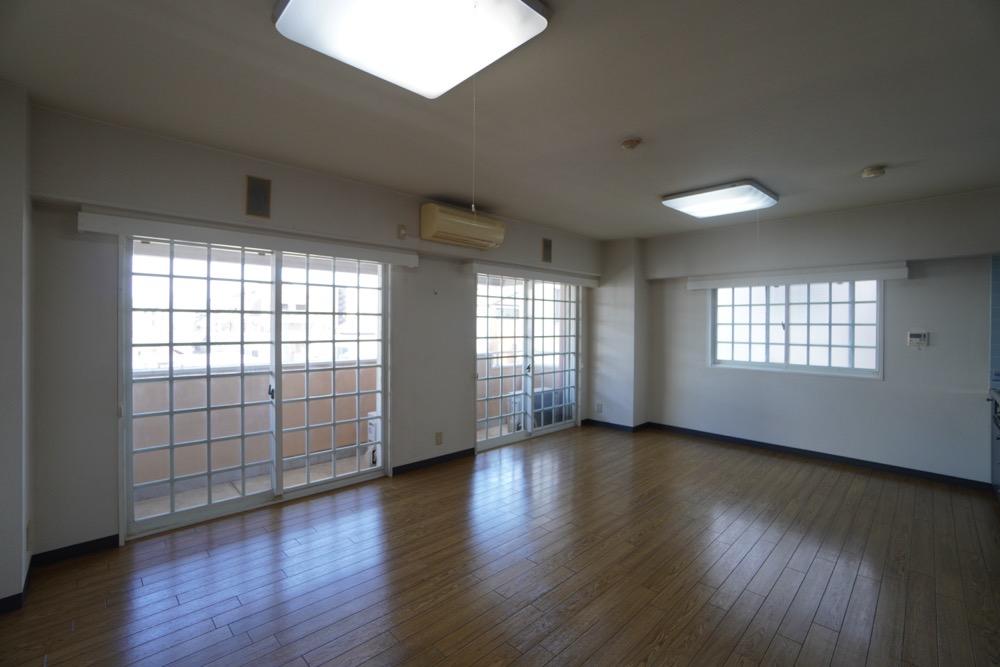 神戸市中央区北野町の賃貸物件/こちらの部屋にも二面窓。気持ちがいい。(406号室)