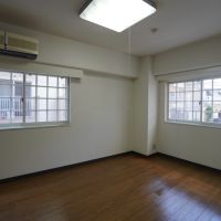 神戸市中央区北野町の賃貸物件/寝室側にも窓があり、ほどよく光が入ります。（306号室）