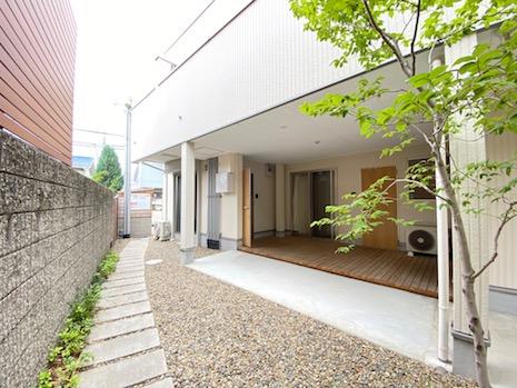 宝塚市高司の賃貸物件/玄関前には共用のデッキコート