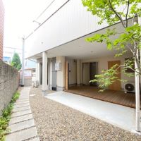 宝塚市高司の賃貸物件/玄関前には共用のデッキコート