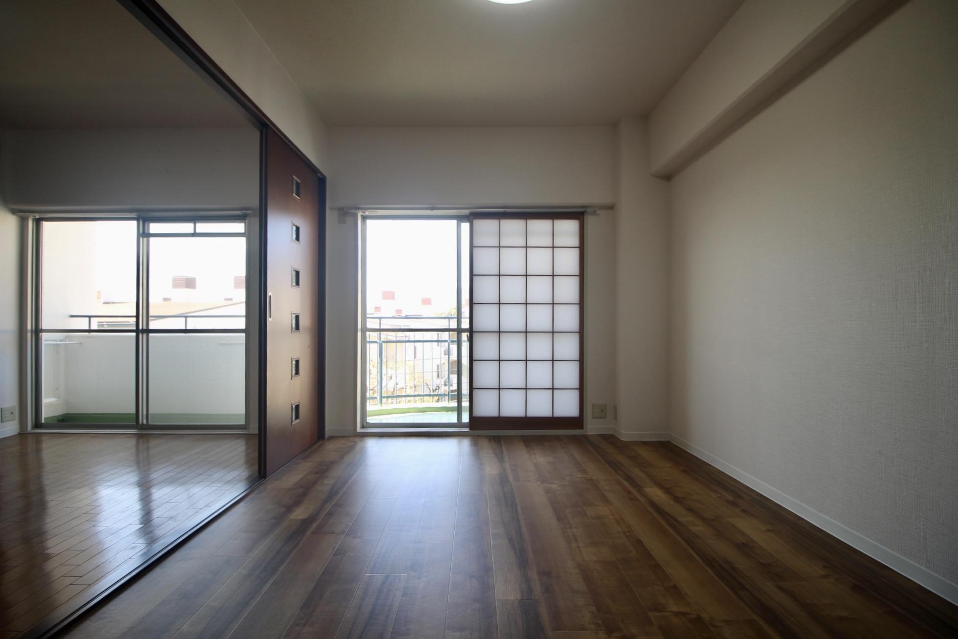 神戸市東灘区住吉山手の売買物件/窓の向こうに山並み。