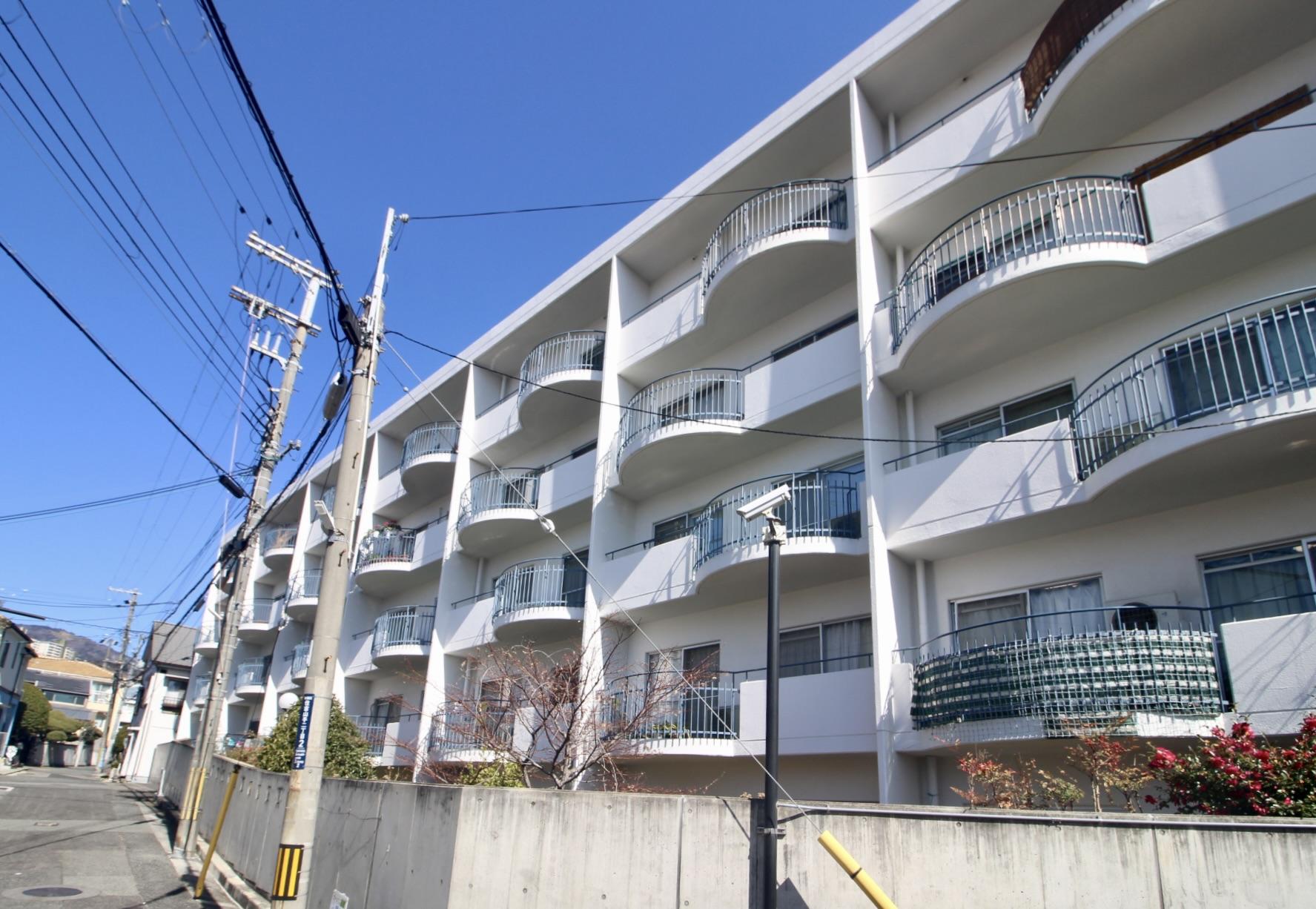 神戸市東灘区住吉山手の売買物件/白い外壁が青空によく映えます。
