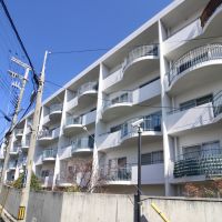 神戸市東灘区住吉山手の売買物件/白い外壁が青空によく映えます。