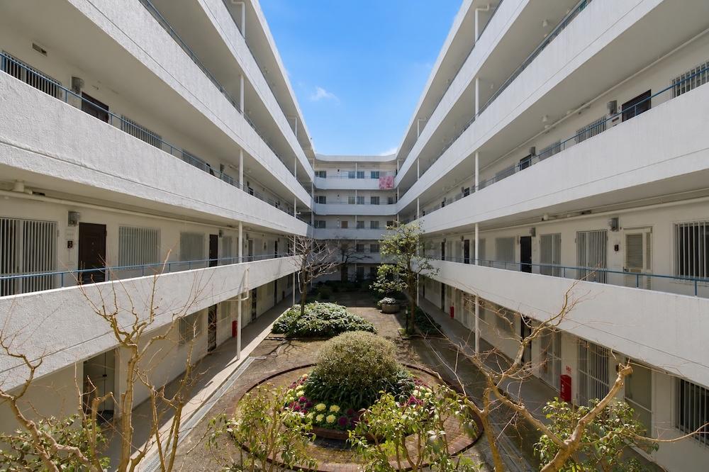 神戸市東灘区住吉山手の売買物件/空へ向かって開かれた吹き抜けの中庭。