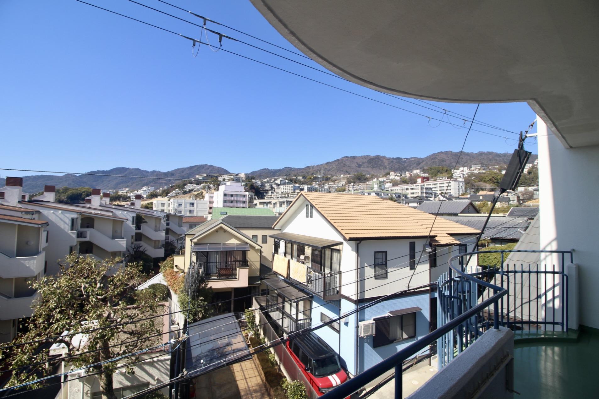 神戸市東灘区住吉山手の売買物件/バルコニーからは六甲の山並み。