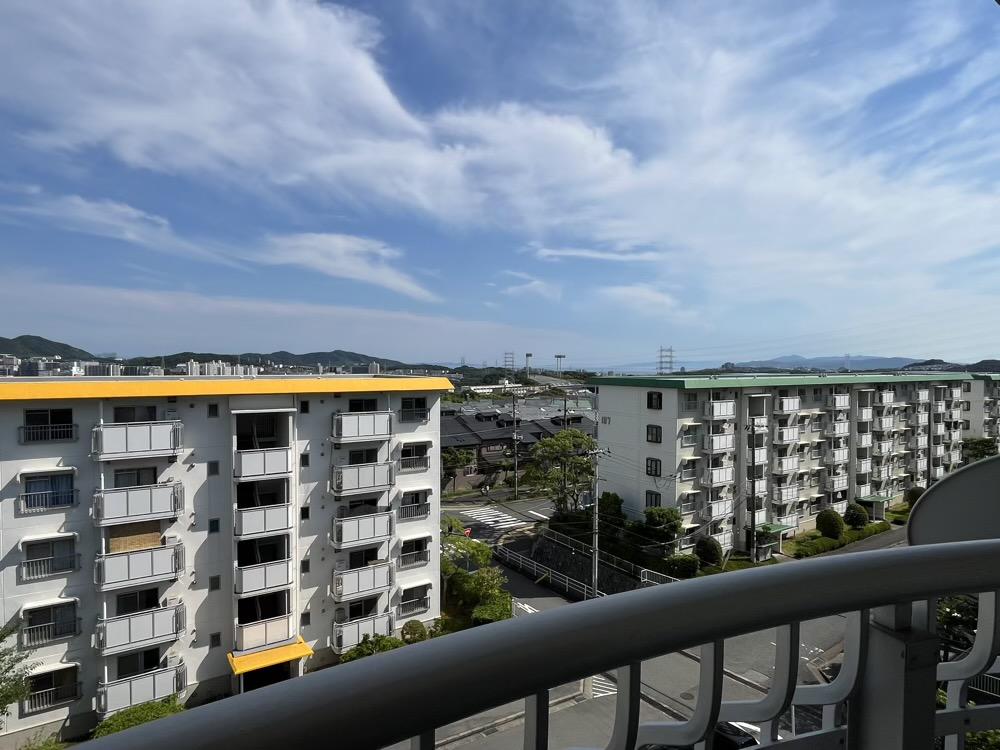 神戸市須磨区神の谷の売買物件/広がる大きな空と連なる団地の風景。