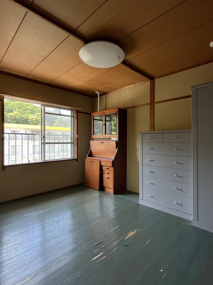 神戸市須磨区神の谷の売買物件/北側の部屋。少し床が傷んでいます。
