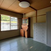 神戸市須磨区神の谷の売買物件/北側の部屋。少し床が傷んでいます。
