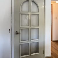 神戸市須磨区神の谷の売買物件/すりガラスのついたレトロな扉。