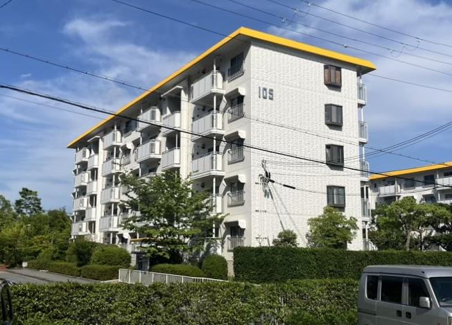 神戸市須磨区神の谷の売買物件/黄色い屋根が空に映える団地。