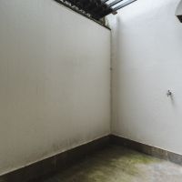 西宮市高座町の売買物件/2階庭のデッキの間から空を覗ける洗濯機置き場