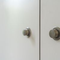 西宮市高座町の売買物件/2階洋室と同じ、押し出し式の取っ手が可愛い