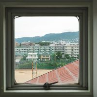 西宮市高座町の売買物件/階段途中の小窓から山並み