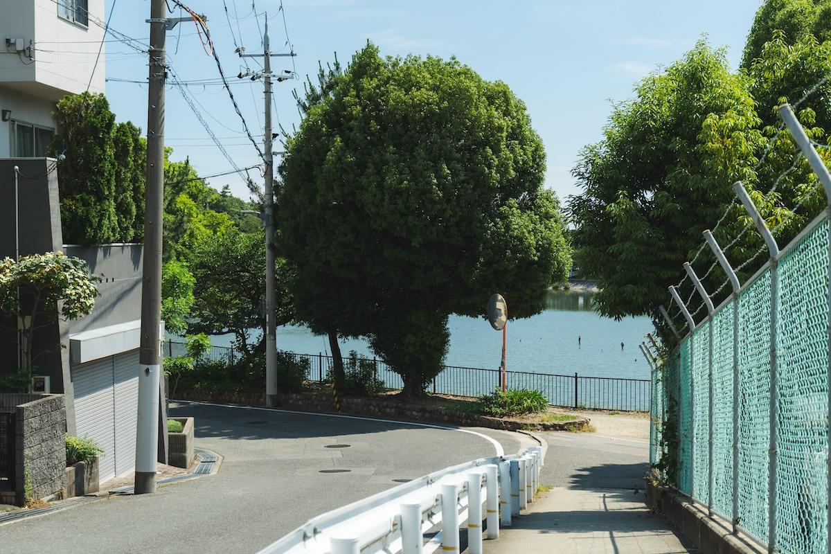 西宮市高座町の売買物件/道路向かいには高校、その先を行くと池が見えてきます