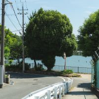 西宮市高座町の売買物件/道路向かいには高校、その先を行くと池が見えてきます