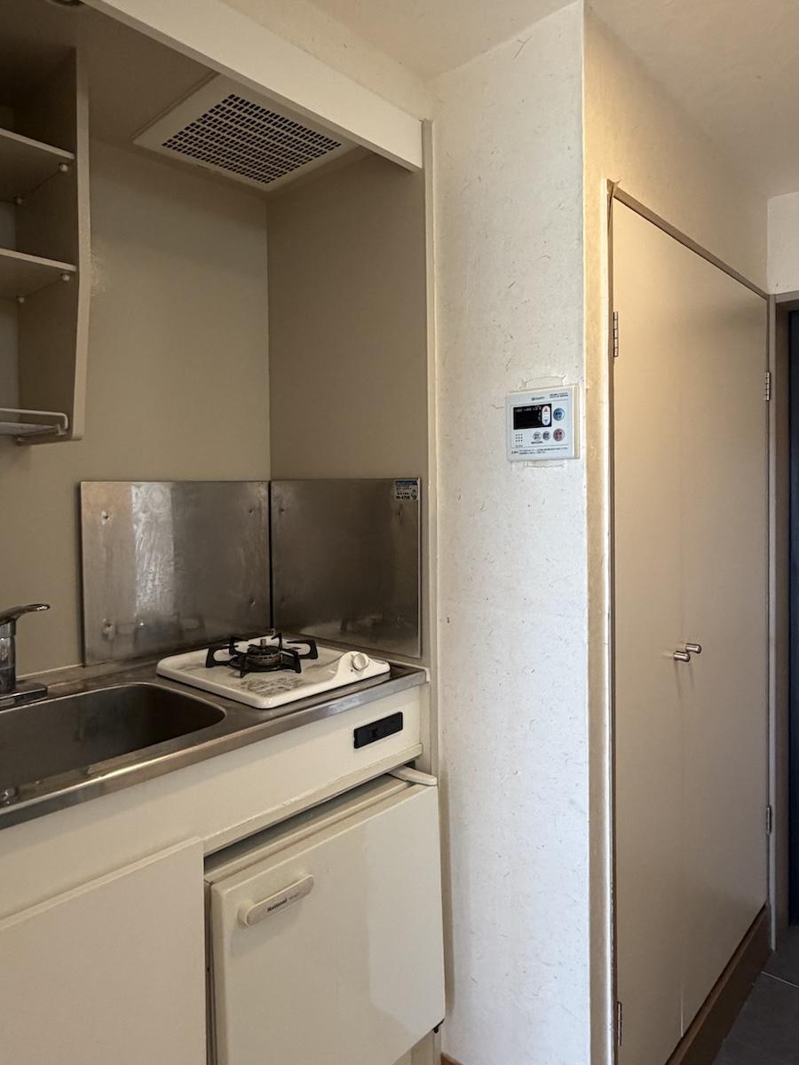西宮市大畑町の賃貸物件/キッチンは最小限ですが、冷蔵庫もついてます