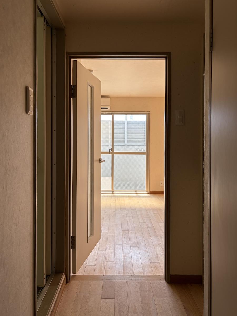 西宮市大畑町の賃貸物件/玄関すぐ右にミニキッチン、左にユニットバス