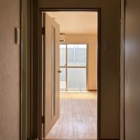 西宮市大畑町の賃貸物件/玄関すぐ右にミニキッチン、左にユニットバス