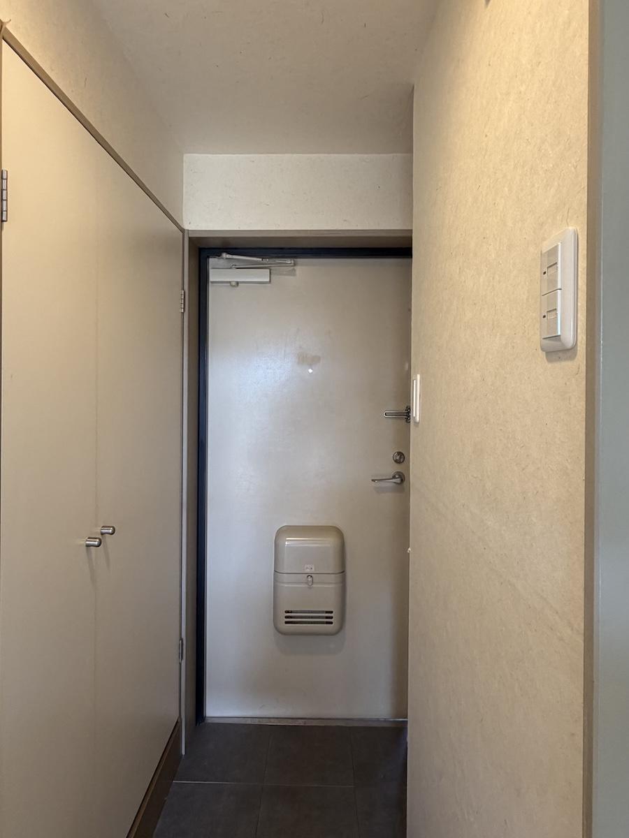 西宮市大畑町の賃貸物件/下駄箱、と思いきや洗濯機置き場です