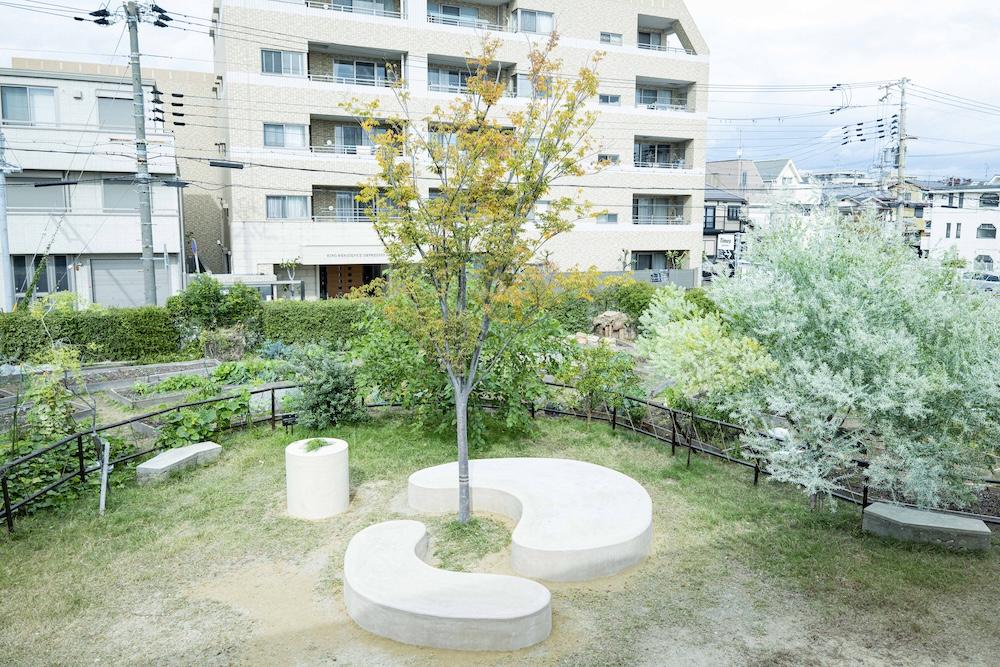 芦屋市宮塚町の賃貸物件/四季折々の自然を感じることができる敷地内広場とシェア農園