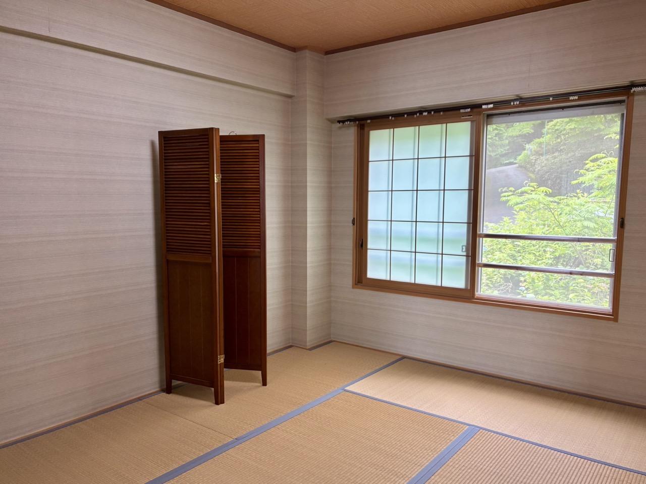 神戸市灘区六甲山町西谷山の売買物件/北側の和室、緑が眩しい。押し入れはないので、広々