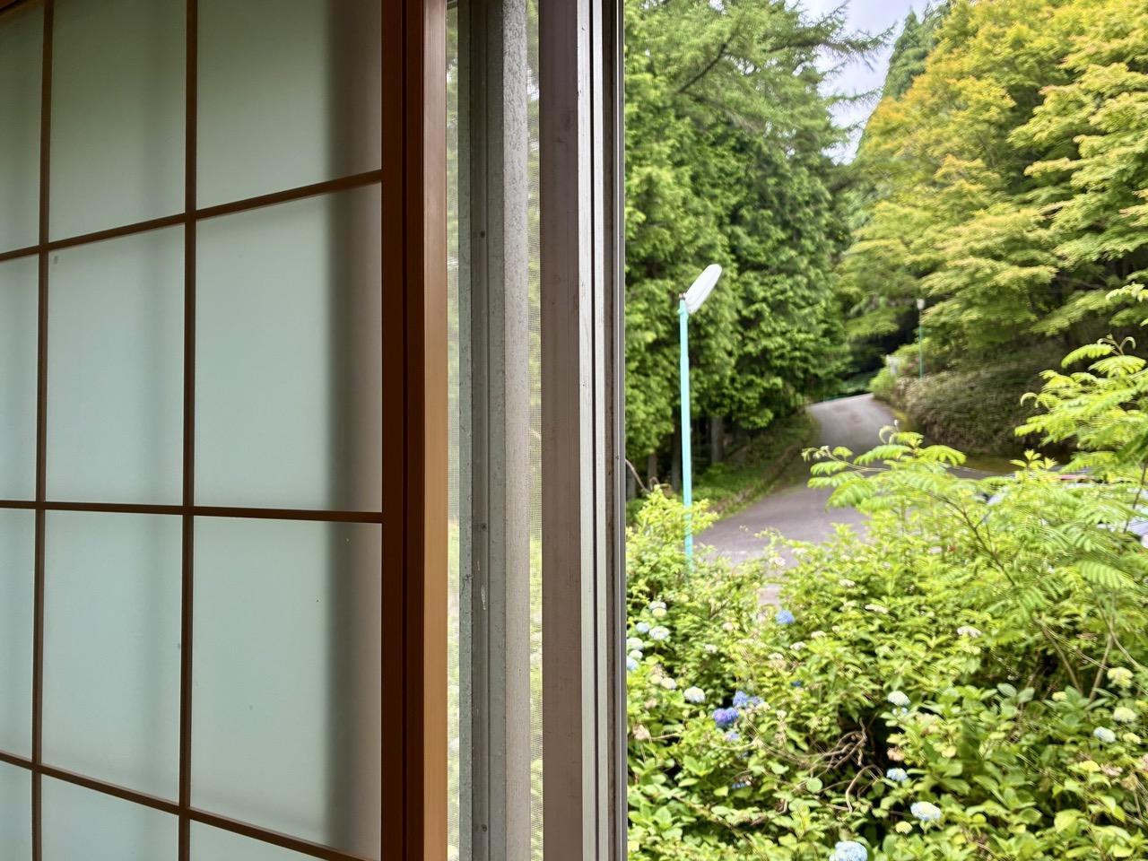 神戸市灘区六甲山町西谷山の売買物件/和室もリビングも内窓があります。湿気対策にも○