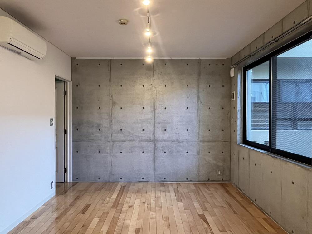 西宮市石刎町の賃貸物件/コンクリートの無骨さと無垢材のナチュラルな質感がいいバランス。(203)