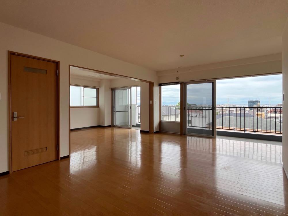 神戸市東灘区本山北町の賃貸物件/奥の部屋のドアが取っ払ってあるので、広々としたリビングになっています。