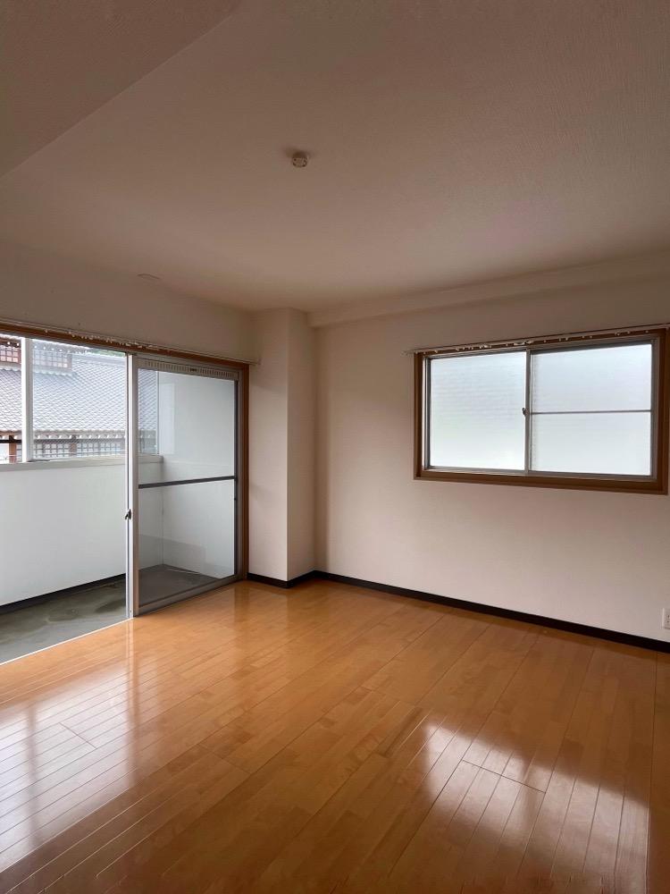 神戸市東灘区本山北町の賃貸物件/こちらは北東の洋室。おそらく寝室になりそう。