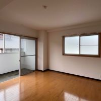 神戸市東灘区本山北町の賃貸物件/こちらは北東の洋室。おそらく寝室になりそう。