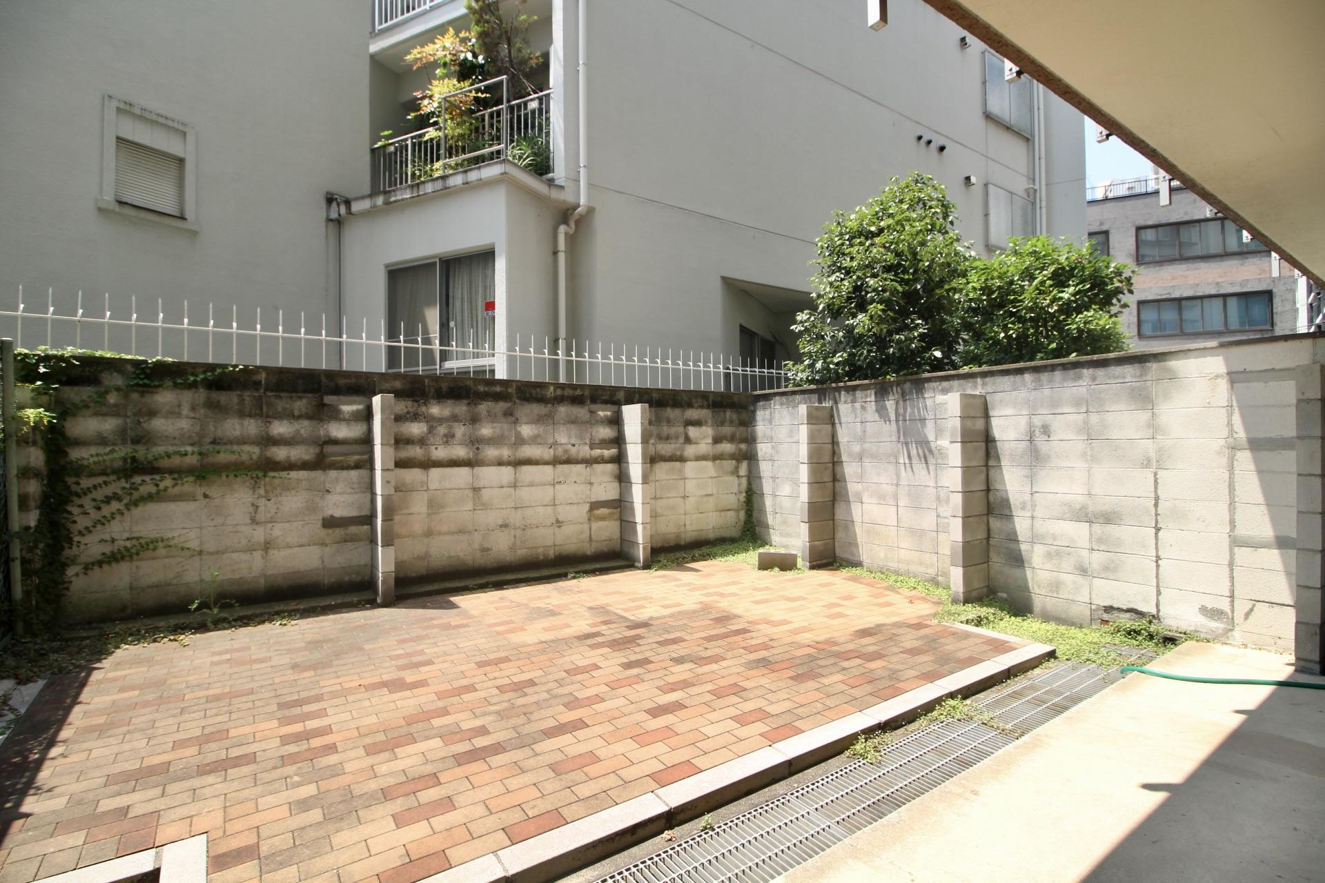 神戸市中央区下山手通の売買物件/レンガブロック敷きだからこそ、テーブルやチェアを置いて気軽に使えそうです。