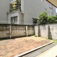 神戸市中央区下山手通の売買物件/レンガブロック敷きだからこそ、テーブルやチェアを置いて気軽に使えそうです。