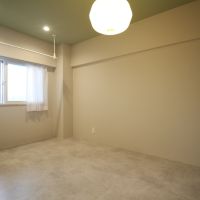 神戸市中央区下山手通の売買物件/淡いグレーとグリーンが心地よい北側洋室。