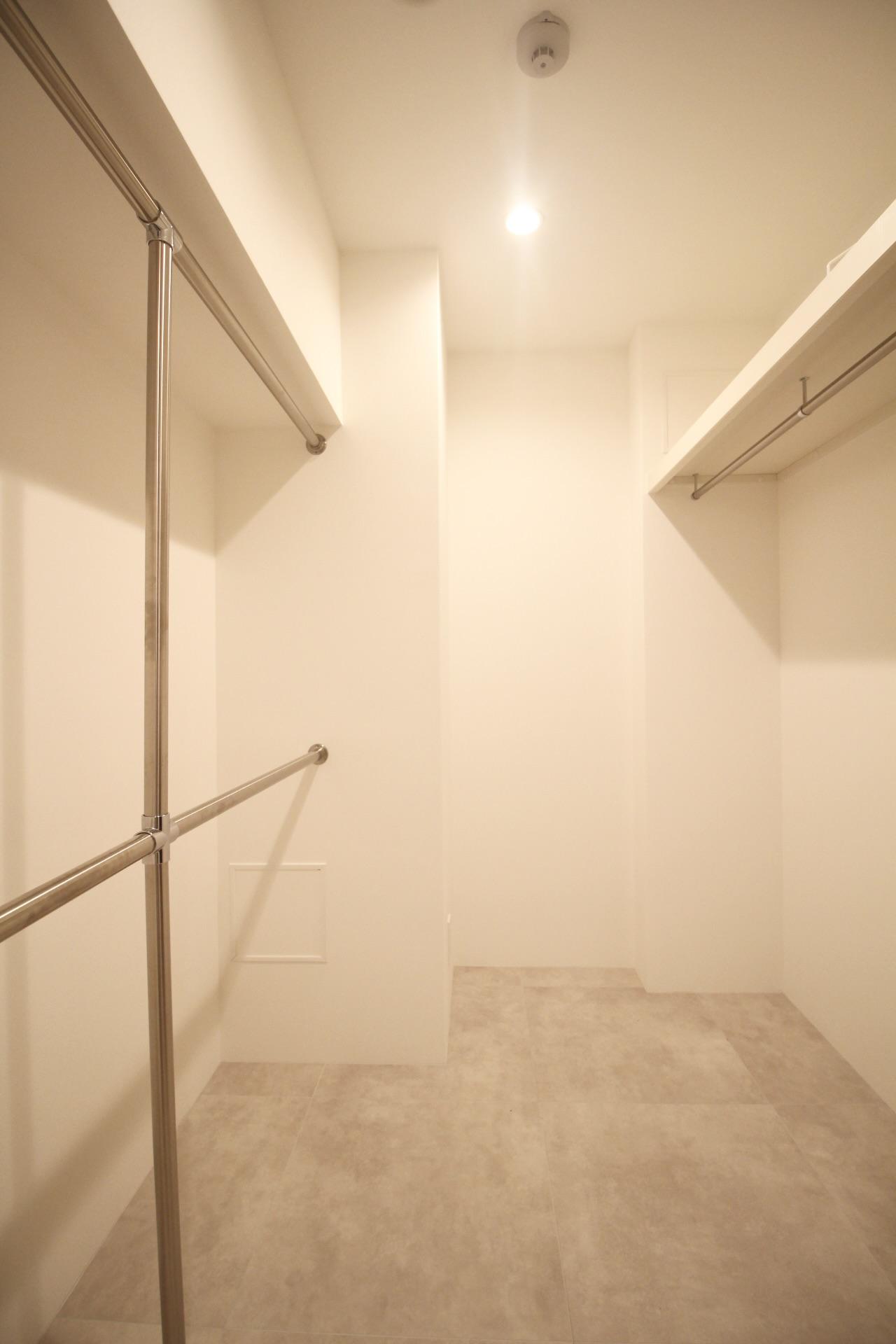 神戸市中央区下山手通の売買物件/ウォークインクローゼットも備わり、収納力も十分。