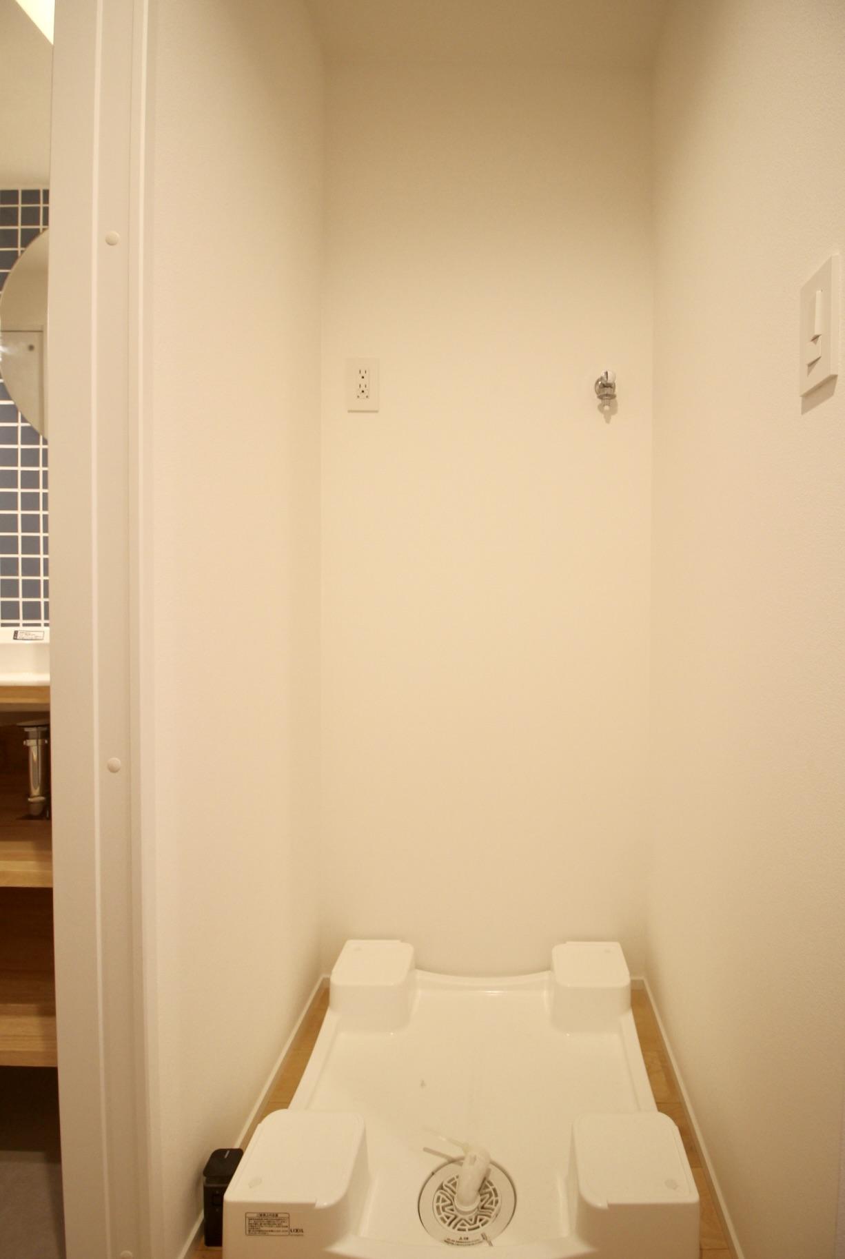 神戸市中央区下山手通の売買物件/洗濯機置き場は、洗面室からもキッチンからもアクセスできます。
