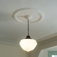 神戸市中央区北野町の賃貸物件/ミルクガラスの照明器具と天井のモールディングもオリジナルのまま